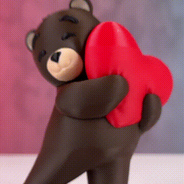 Oso abrazando un corazón rojo con ternura
