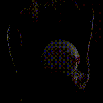 Guante de béisbol sosteniendo una pelota blanca